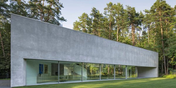 Nowy projekt pracowni KWK Promes. To dom, który wygląda jak przecięty na pół