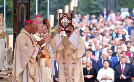 Podczas mszy na ołtarzu złożono dary: od prezydenta, Sejmu, Senatu i rządu.