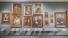 Ściana portretów Olgi Boznańskiej na wystawie w Muzeum Narodowym w Krakowie