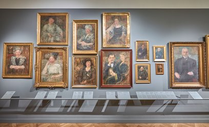 Ściana portretów Olgi Boznańskiej na wystawie w Muzeum Narodowym w Krakowie