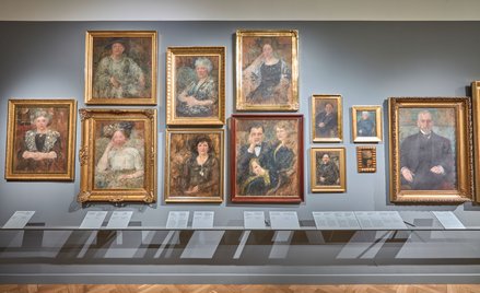 Ściana portretów Olgi Boznańskiej na wystawie w Muzeum Narodowym w Krakowie