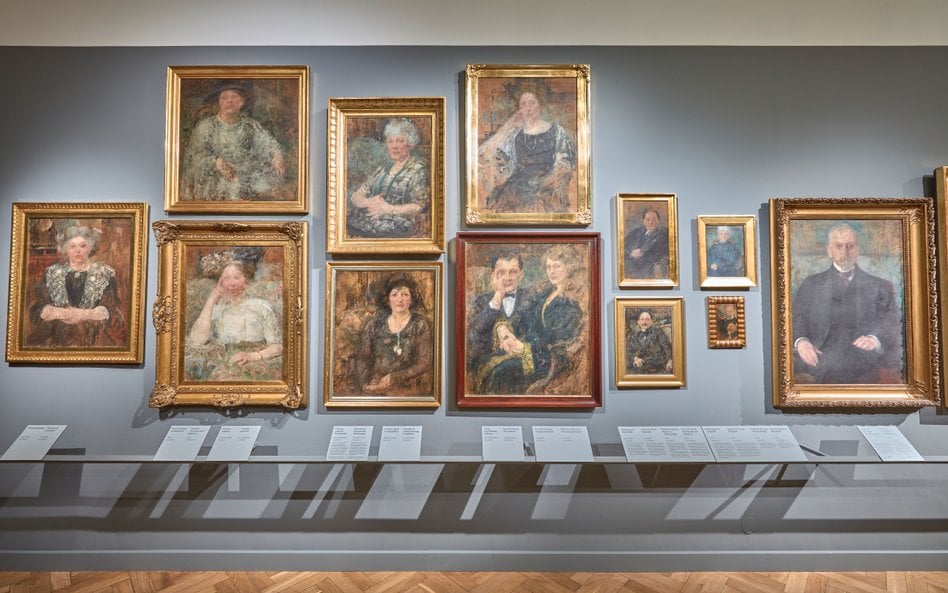 Ściana portretów Olgi Boznańskiej na wystawie w Muzeum Narodowym w Krakowie