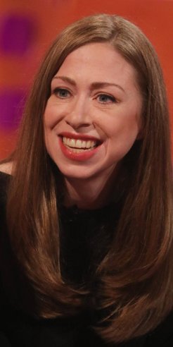 Jako wiceprezes Clinton Foundation, Chelsea Clinton angażuje się w programy mające na celu zwiększen