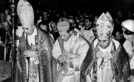 28 września 1958 roku, katedra na Wawelu. Karol Wojtyła (w środku) został wyświęcony na biskupa. Wsp