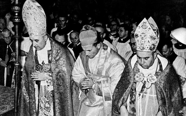 28 września 1958 roku, katedra na Wawelu. Karol Wojtyła (w środku) został wyświęcony na biskupa. Wsp