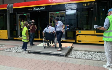 Zmagania motorniczych. Element jednej z konkurencji polegał na wprowadzeniu osoby na wózku inwalidzk