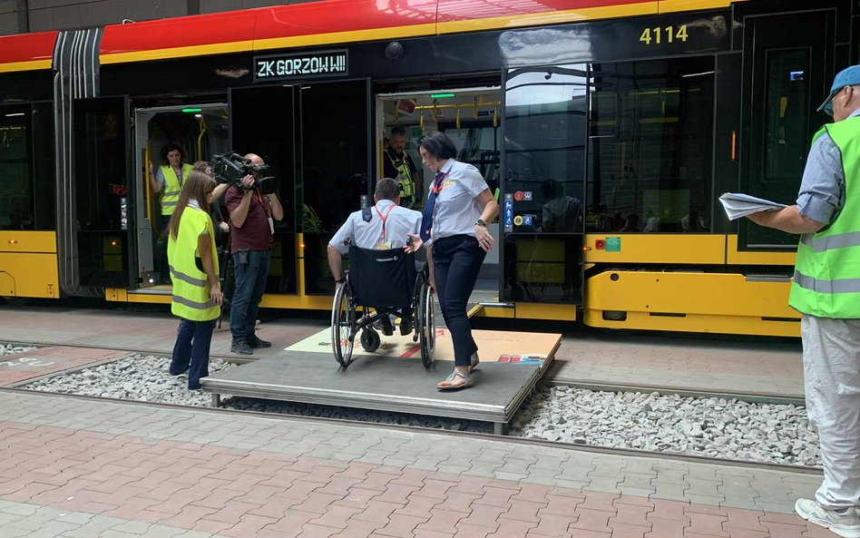Zmagania motorniczych. Element jednej z konkurencji polegał na wprowadzeniu osoby na wózku inwalidzk