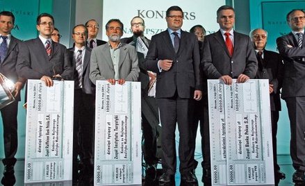 Prezes NBP Sławomir Skrzypek i redaktor naczelny „Rz“ Paweł Lisicki wręczyli wczoraj nagrody najleps