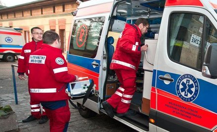 Kierowca karetki powinien być poddany szerszym badaniom okulistycznym w tm badaniu zjawiska olśnieni