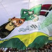 Przeciwnicy Dilmy Rousseff zaprezentowali na plaży Copacabana w Rio de Janeiro ogromną flagę z podob