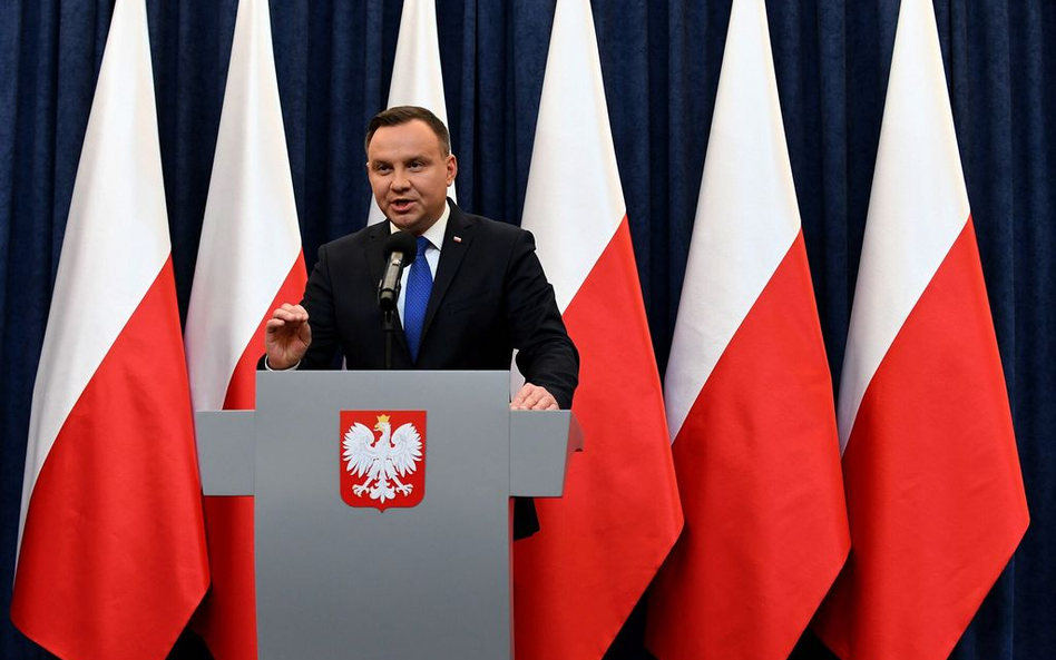 Andrzej Duda od dwóch lat sprawdza komu można zabrać order