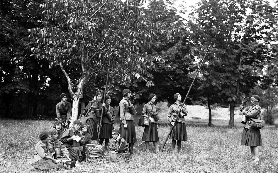 Członkinie Przysposobienia Wojskowego Kobiet (PWK; do organizacji należała także Elżbieta Zawacka) p