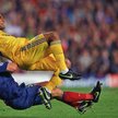 Carles Puyol (niżej) grał zbyt ostro i dostał żółtą kartkę. Nad nim Florent Malouda (fot: Nick Potts