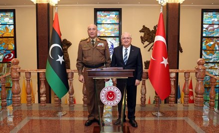 Ankara. Minister obrony Turcji Yasar Guler i szef sztabu libijskiej armii Mohammed Ali Ahmed Al-Hadd