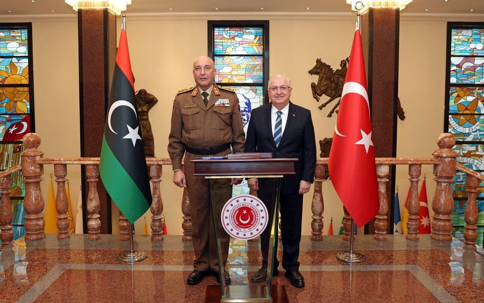 Ankara. Minister obrony Turcji Yasar Guler i szef sztabu libijskiej armii Mohammed Ali Ahmed Al-Hadd