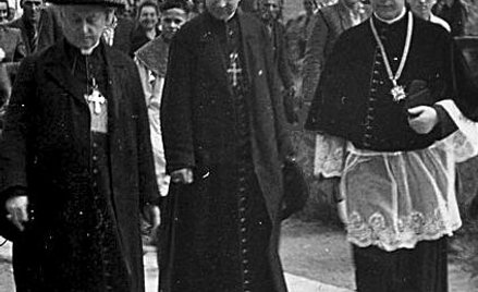 Od lewej: prymas August Hlond, bp Stefan Wyszyński i ks. Franciszek Zawisza w 1948 r. (archiwum pańs