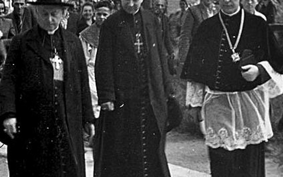 Od lewej: prymas August Hlond, bp Stefan Wyszyński i ks. Franciszek Zawisza w 1948 r. (archiwum pańs