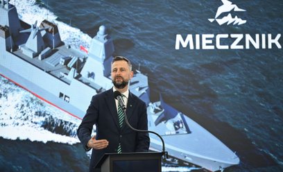 Władysław Kosiniak-Kamysz przemawia podczas uroczystości palenia blach pod fregatę ORP Burza