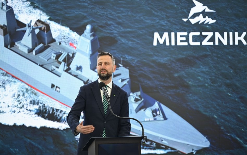 Władysław Kosiniak-Kamysz przemawia podczas uroczystości palenia blach pod fregatę ORP Burza