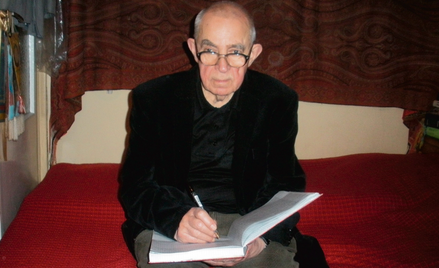 Henryk Bereza w swoim mieszkaniu z zeszytem dziennika, z którego pochodzą wypiski opublikowane pośmi