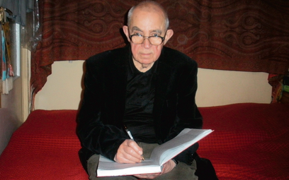 Henryk Bereza w swoim mieszkaniu z zeszytem dziennika, z którego pochodzą wypiski opublikowane pośmi