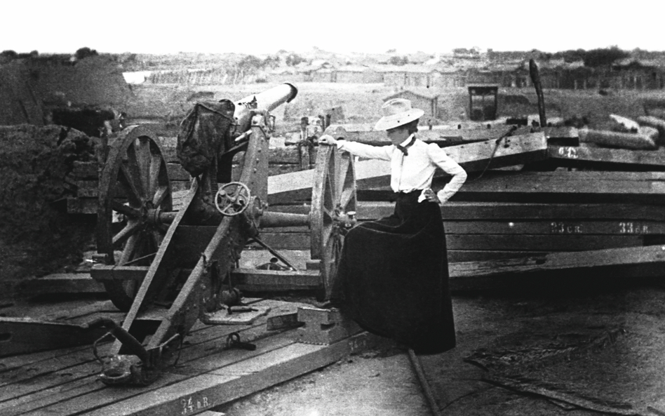 W połowie listopada 1899 r., w czasie powstania bokserów, Lou Hoover znalazła się w oblężonym Pekini
