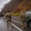 Żołnierze KFOR przed serbską blokadą na drodze koło Zubin Potoku w północnym Kosowie AFP