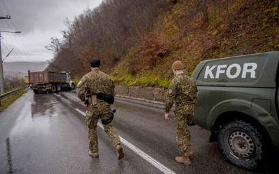 Żołnierze KFOR przed serbską blokadą na drodze koło Zubin Potoku w północnym Kosowie AFP