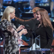 Księżna Mette-Marit (z lewej) wręcza nagrodę laureatce norweskiej nagrody literackiej Nordic Council