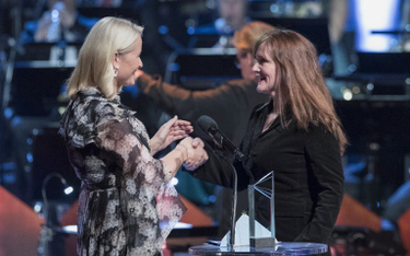 Księżna Mette-Marit (z lewej) wręcza nagrodę laureatce norweskiej nagrody literackiej Nordic Council