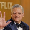 Jeden z prezesów współzarządzających Netflixem Ted Sarandos pozuje na czerwonym dywanie podczas gali