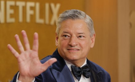 Jeden z prezesów współzarządzających Netflixem Ted Sarandos pozuje na czerwonym dywanie podczas gali