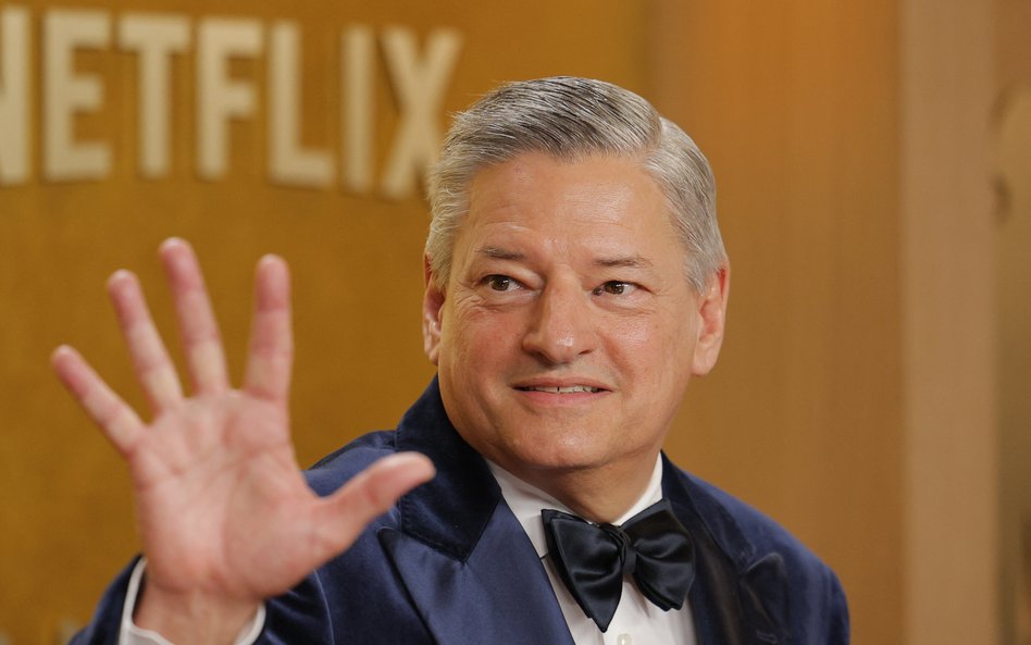 Jeden z prezesów współzarządzających Netflixem Ted Sarandos pozuje na czerwonym dywanie podczas gali