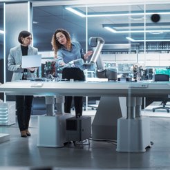 Współczesny naukowiec coraz częściej musi łączyć dwa światy; z jednej strony jest to jego laboratori