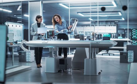 Współczesny naukowiec coraz częściej musi łączyć dwa światy; z jednej strony jest to jego laboratori