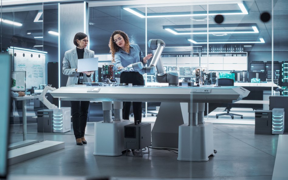 Współczesny naukowiec coraz częściej musi łączyć dwa światy; z jednej strony jest to jego laboratori