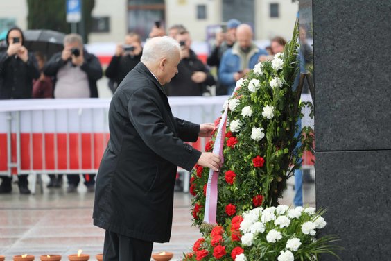 Prezes PiS Jarosław Kaczyński składa kwiaty przed pomnikiem prezydenta RP Lecha Kaczyńskiego na pl. 