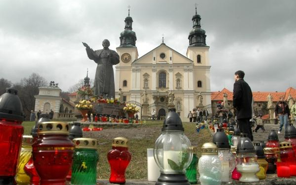 Sanktuarium pasyjno-maryjne w Kalwarii Zebrzydowskiej przyciąga tysiące pielgrzymów