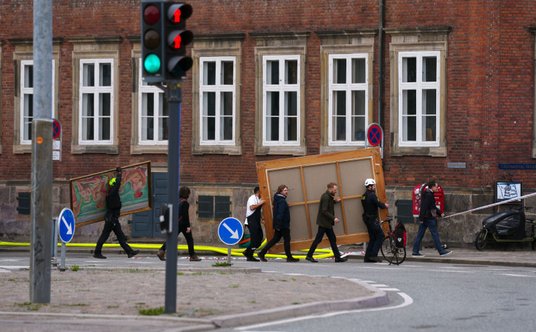 Mieszkańcy ratowali obrazy z płonącego budynku starej giełdy