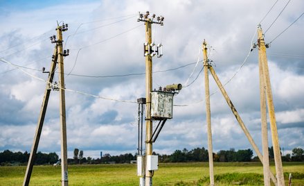 Właściciele działek coraz częściej domagają się wynagrodzenia za słupy i linie energetyczne stojące 