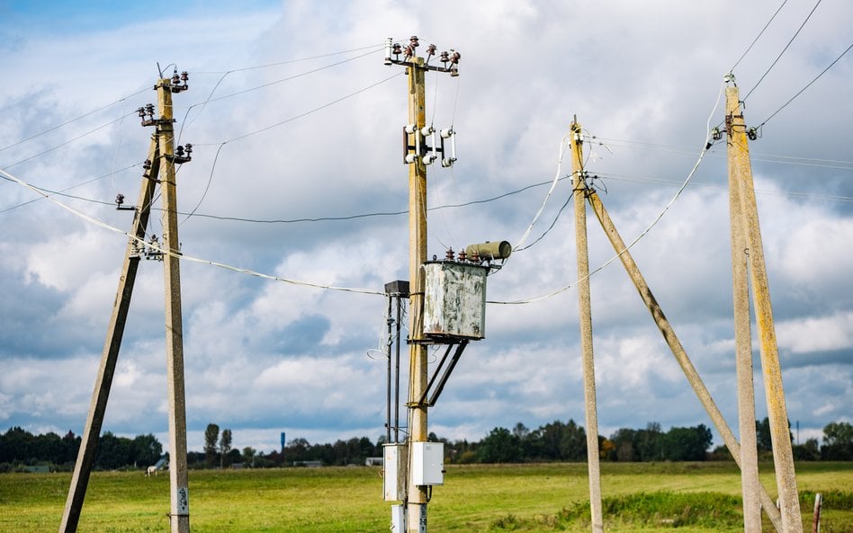 Właściciele działek coraz częściej domagają się wynagrodzenia za słupy i linie energetyczne stojące 