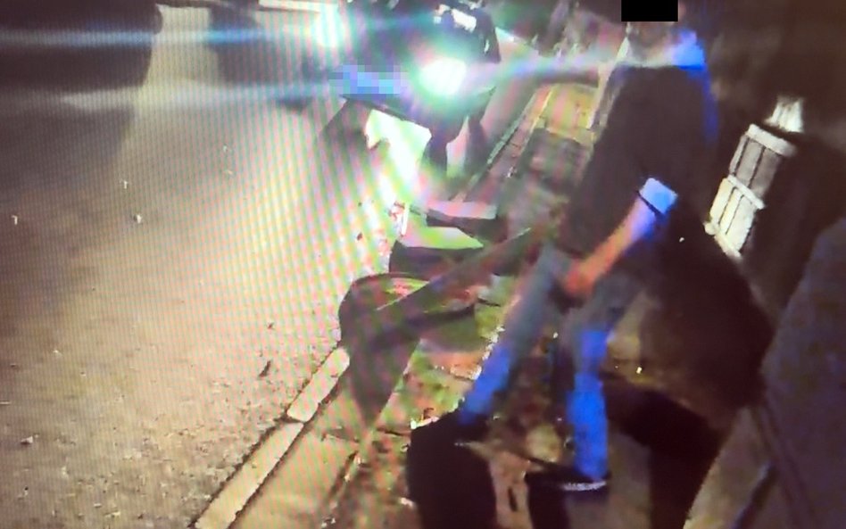 Agresor używał do niszczenia mienia ciężkiego przedmiotu w postaci drewnianej belki, co stwarzało be