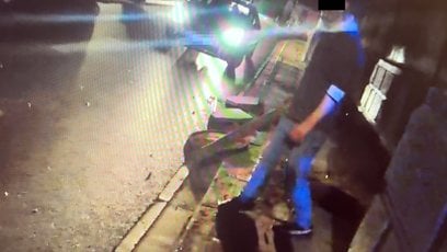 Agresor używał do niszczenia mienia ciężkiego przedmiotu w postaci drewnianej belki, co stwarzało be