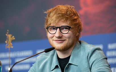 Ed Sheeran dał w 2022 roku 31 koncertów. Średnia odległość między miastami, w których koncertował, w
