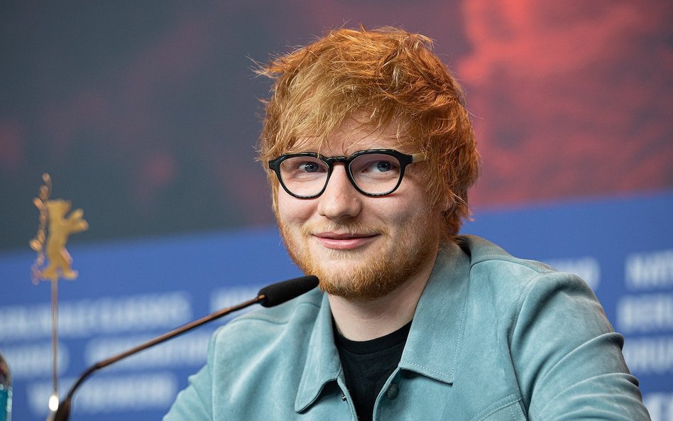 Ed Sheeran dał w 2022 roku 31 koncertów. Średnia odległość między miastami, w których koncertował, w