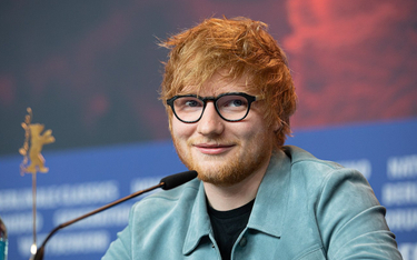 Ed Sheeran dał w 2022 roku 31 koncertów. Średnia odległość między miastami, w których koncertował, w