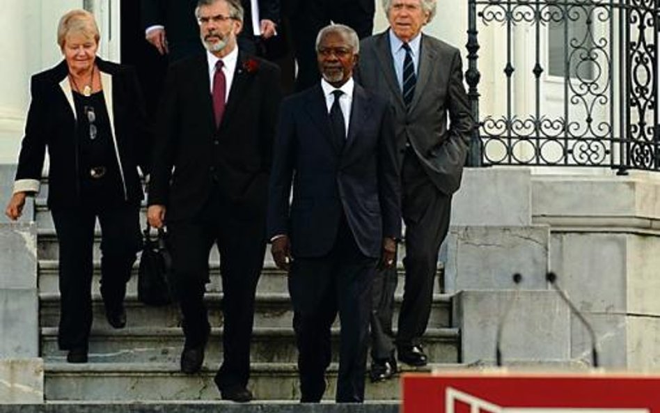 Od lewej: b. premier Norwegii Gro Harlem Brundtland, przywódca Sinn Fein Gerry Adams i b. sekretarz 