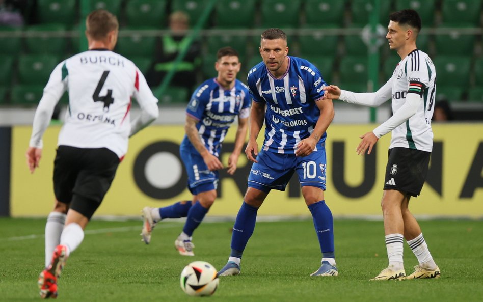 Mecz Legii Warszawa z Górnikiem Zabrze. W centrum Lukas Podolski