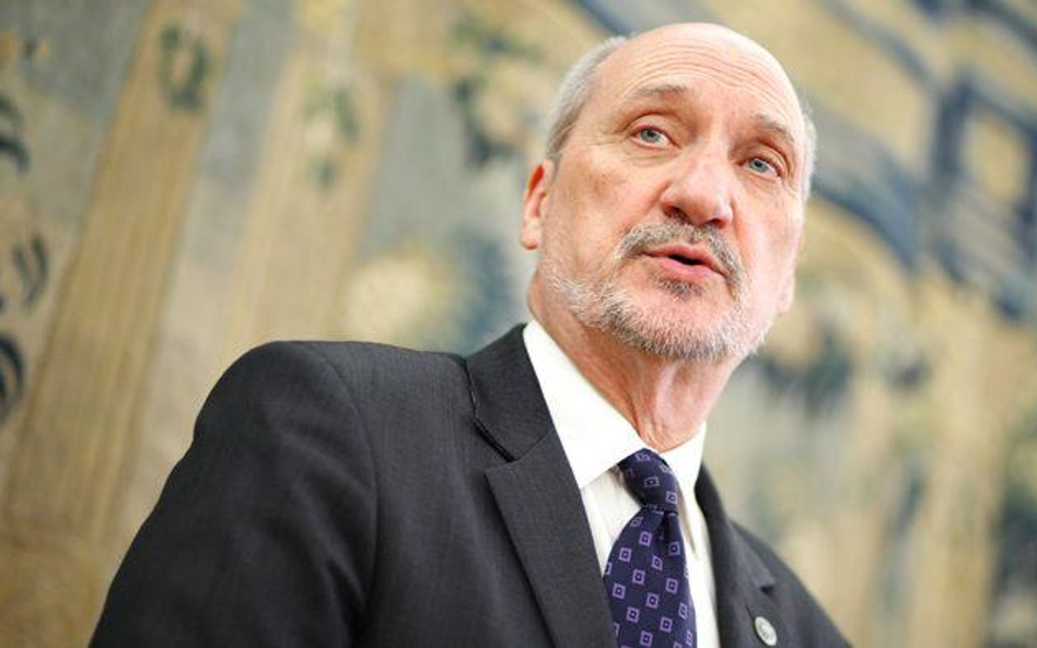 Antoni Macierewicz uczestniczy w konferencji, ale jej organizatorzy podkreślają niezależność swej in