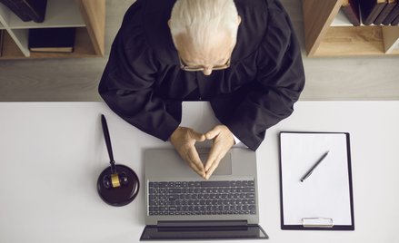 Rozprawy online bez publiczności? Rząd: to przywilej, ale tylko dla stron